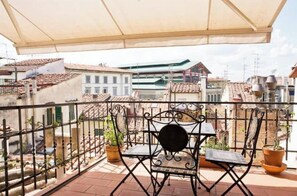 Outdoor dining - Apartment with a terrace overlooking the Duomo in the heart of Florence (Firenze)