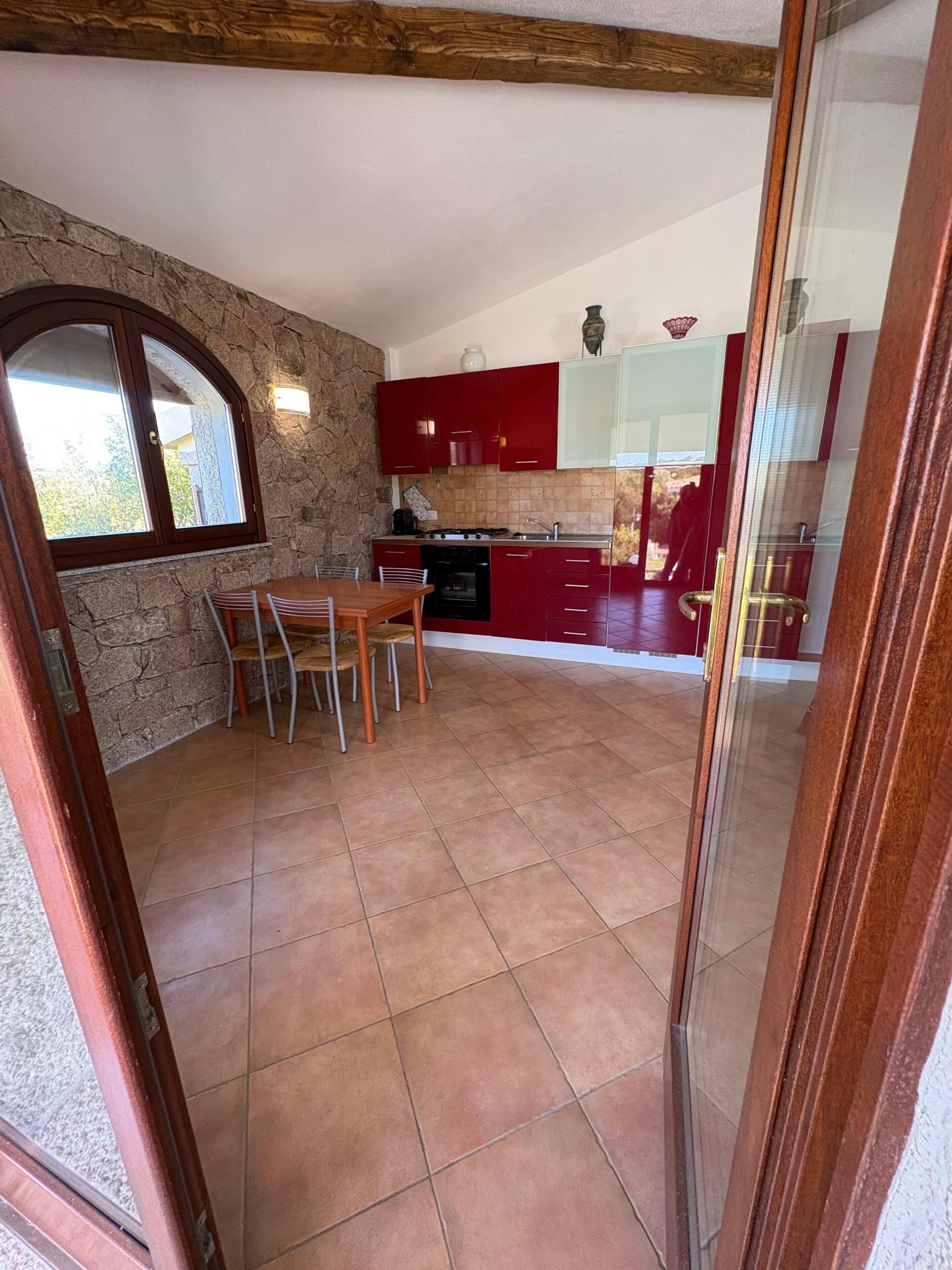 Frigorifero, forno, piano cottura, seggiolone