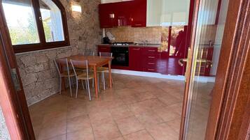 Frigorifero, forno, piano cottura, seggiolone