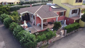 Il s’agit d’une propriété résidentielle dotée d’une terrasse, d’un espace salon extérieur et d’un réservoir d’eau situé sur le toit.