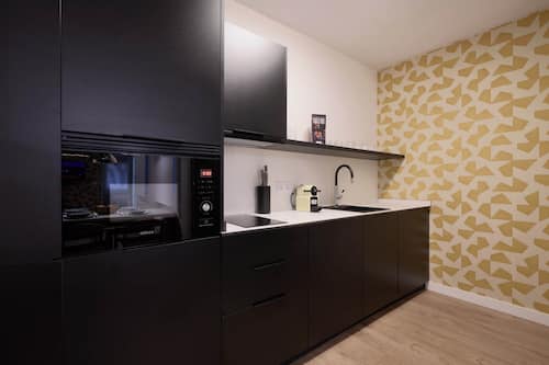 Classic Apartment, Patio | Private kitchen | Fridge, microwave, oven, stovetop
