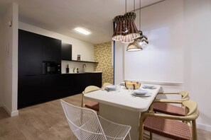 Classic Apartment, Patio | Dining - MOON Apartments (Sevilla)