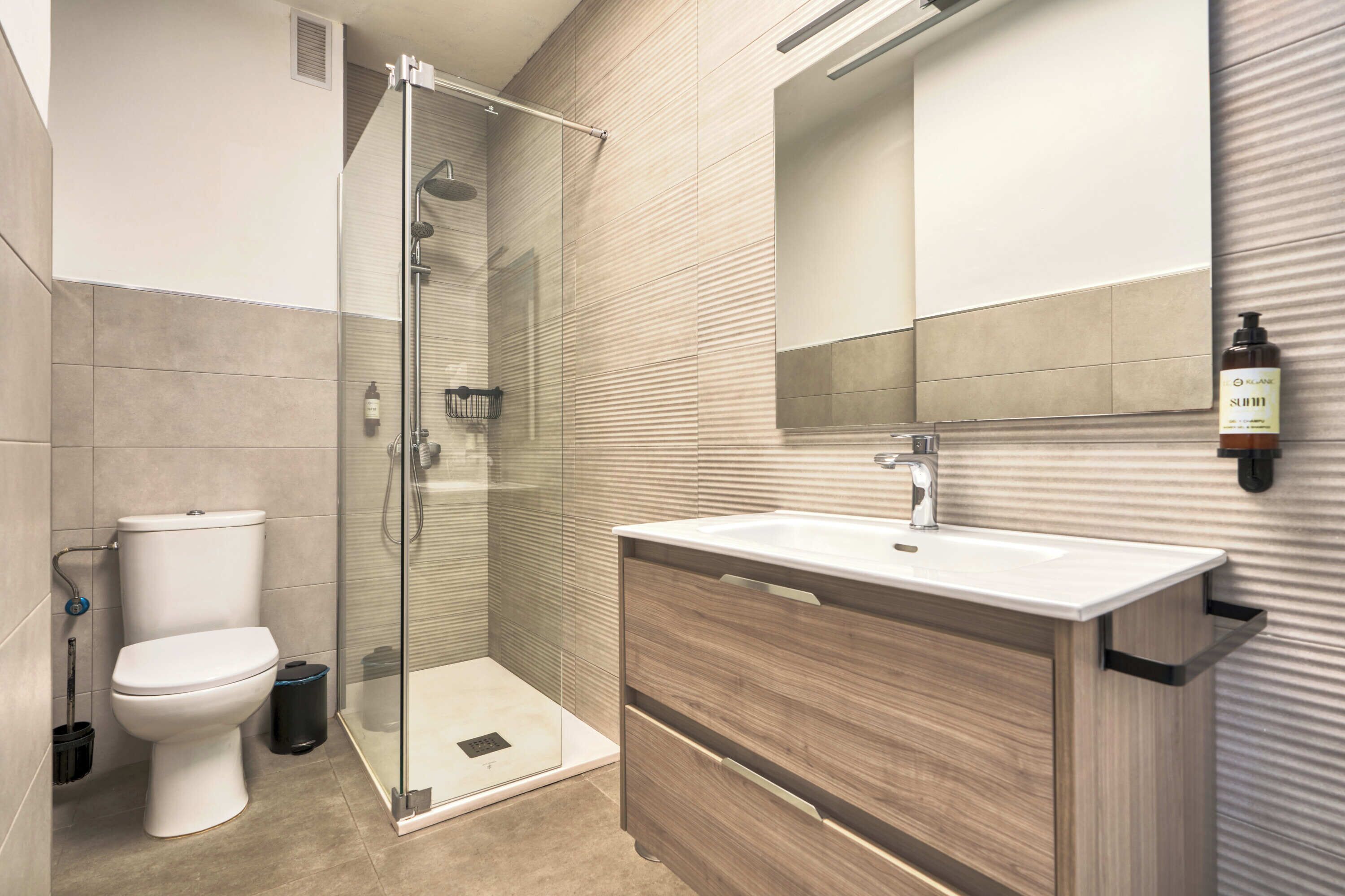 Comfort Apartment, City View | Bathroom | Hair dryer, towels, soap, shampoo
