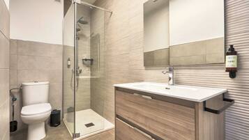 Comfort Apartment, City View | Bathroom | Hair dryer, towels, soap, shampoo