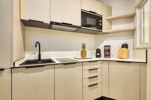 Premium Apartment, Mobility Accessible, Patio | Private kitchen - MOON Apartments (Sevilla)