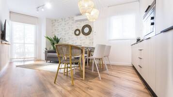 Familie appartement, balkon, uitzicht op stad | Woonruimte