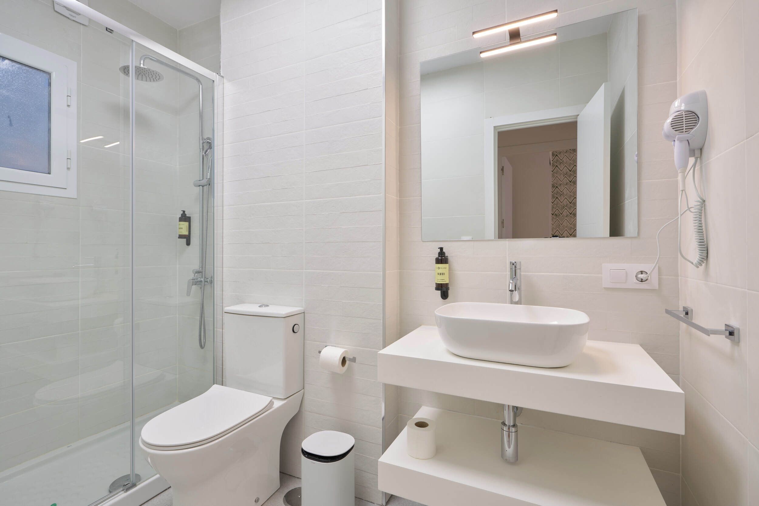 Klassiek appartement, patio | Badkamer | Een haardroger, handdoeken, zeep, shampoo