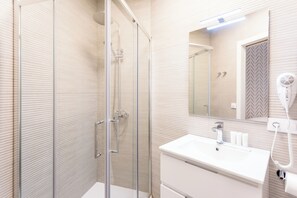 Family Apartment, Balcony, City View | Bathroom | Hair dryer, towels, soap, shampoo - MOON Apartments (Seville)