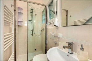 Regadera, secadora de cabello, bidet, toallas 