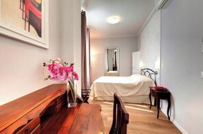2 habitaciones, escritorio y tabla de planchar con plancha 