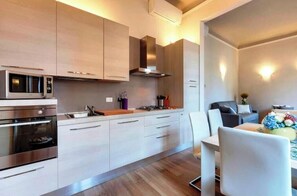 Fridge, microwave, oven, stovetop - Suite Lilium Elegant - Elegance and comfort in the heart of Florence (Firenze)