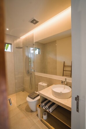 Deluxe Studio | Bathroom - TheHub Pererenan (Canggu)