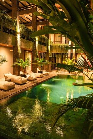 Una piscina al aire libre