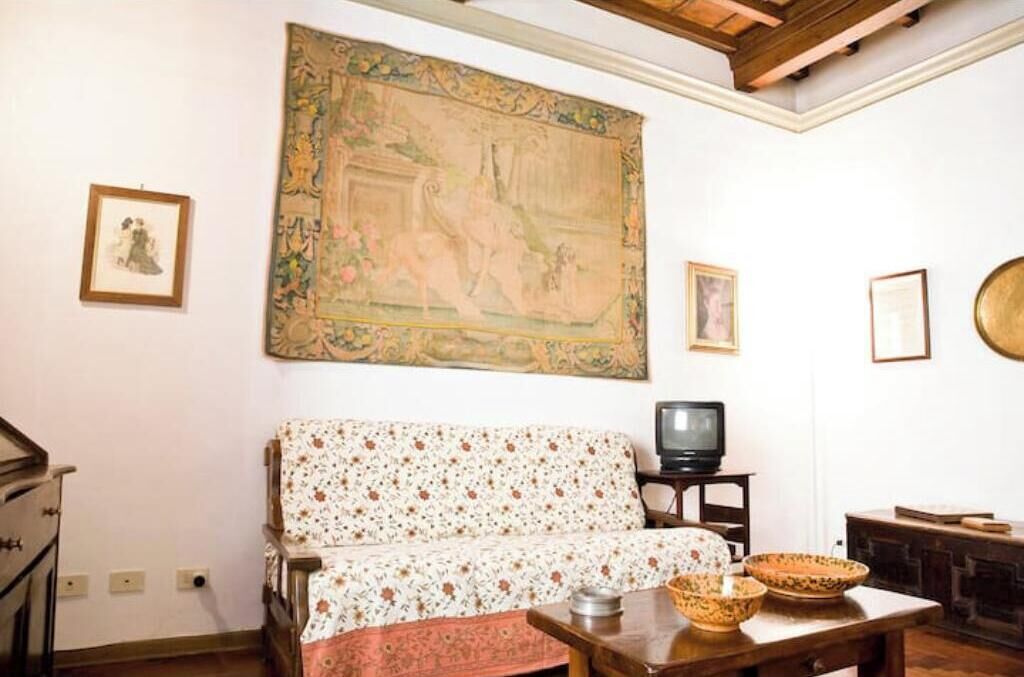 Un soggiorno con divano, televisore e oggetti decorativi.