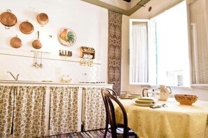 Dining - An authentic stay in the heart of Florence, a stone's throw from history (Firenze)