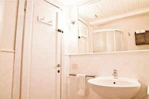 Douche, sèche-cheveux, bidet, serviettes fournies
