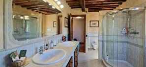 Een douche, een haardroger, een bidet