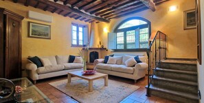 TV, fireplace - Villa in Pontemazzori with 3 bedrooms sleeps 8 (Pontemazzori)