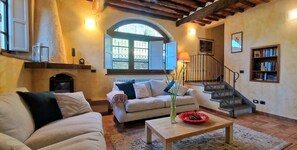 TV, fireplace - Villa in Pontemazzori with 3 bedrooms sleeps 8 (Pontemazzori)