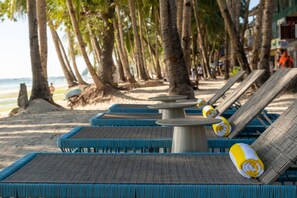 Beach - Ramada Encore by Wyndham Boracay White Beach (Boracay Island)