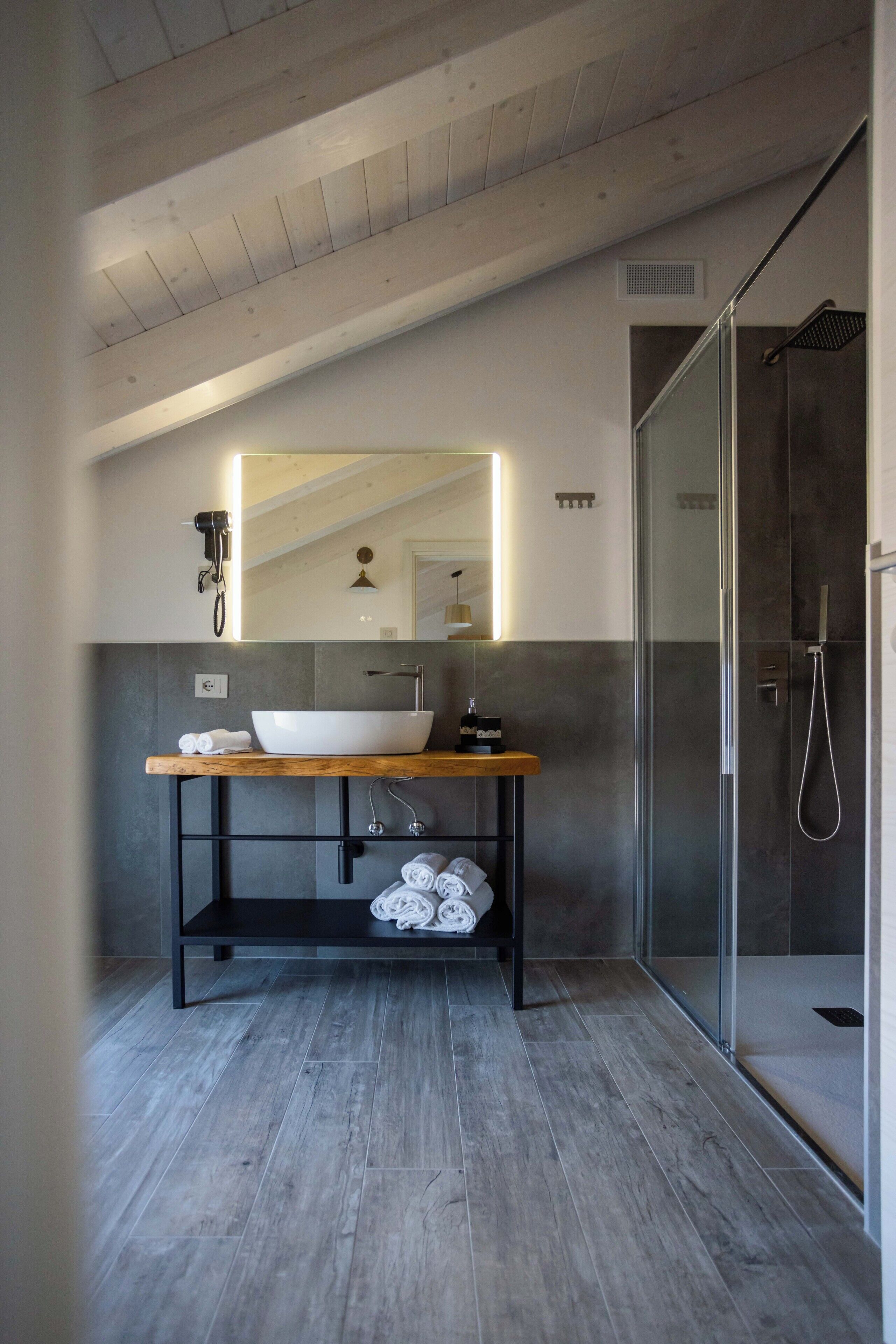 Doccia, asciugacapelli, bidet, asciugamani