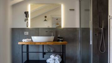 Doccia, asciugacapelli, bidet, asciugamani