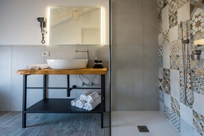 Een douche, een haardroger, een bidet, handdoeken