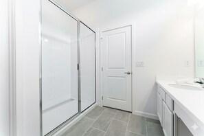 Senior Quadruple Room | Bathroom | Combined shower/tub, free toiletries, hair dryer, towels - Affordable Stays Kissimmee (Kissimmee)