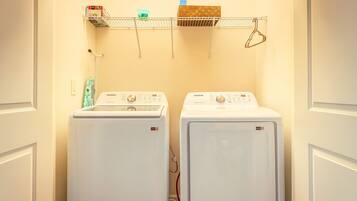 Quarto casal superior | Lavanderia