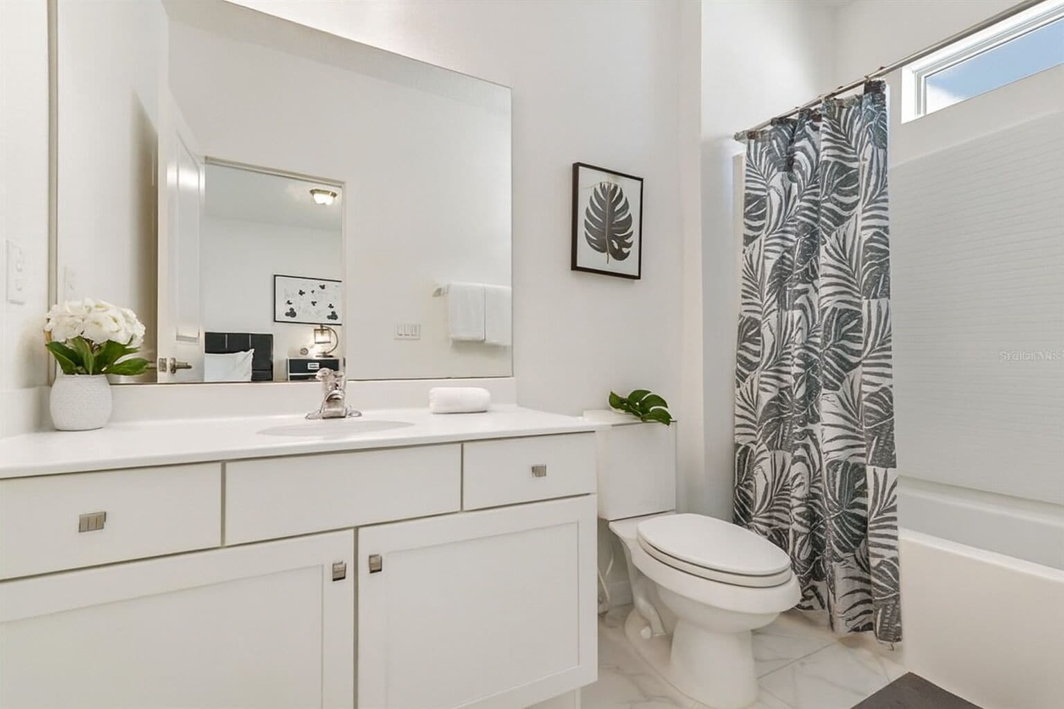 Habitación doble superior, 1 cama de matrimonio grande, no fumadores | Baño | Ducha y bañera combinadas y artículos de higiene personal gratuitos