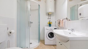 Shower, hair dryer, towels - Villa Šabrane by Villas Guide (Bale)
