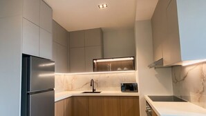 Et moderne køkken med et indbygget køleskab, vask og bordplade.