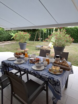 Outdoor dining - Guest Rooms - La Capucine (Château-Gontier-sur-Mayenne)
