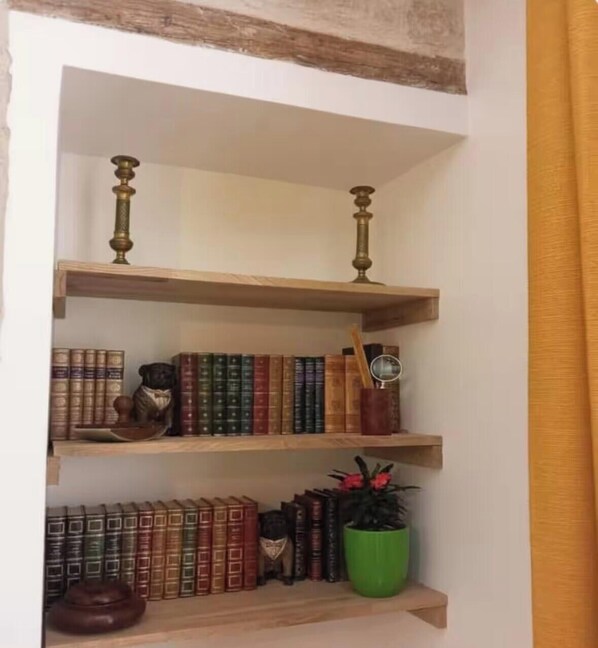 Interior - Elegant apartment with period cachet (Dijon)