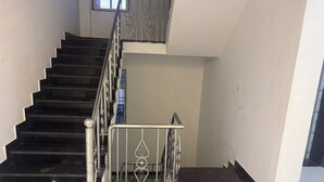 Eine schwarze Marmortreppe mit Metallgeländer und Dekorationselementen.