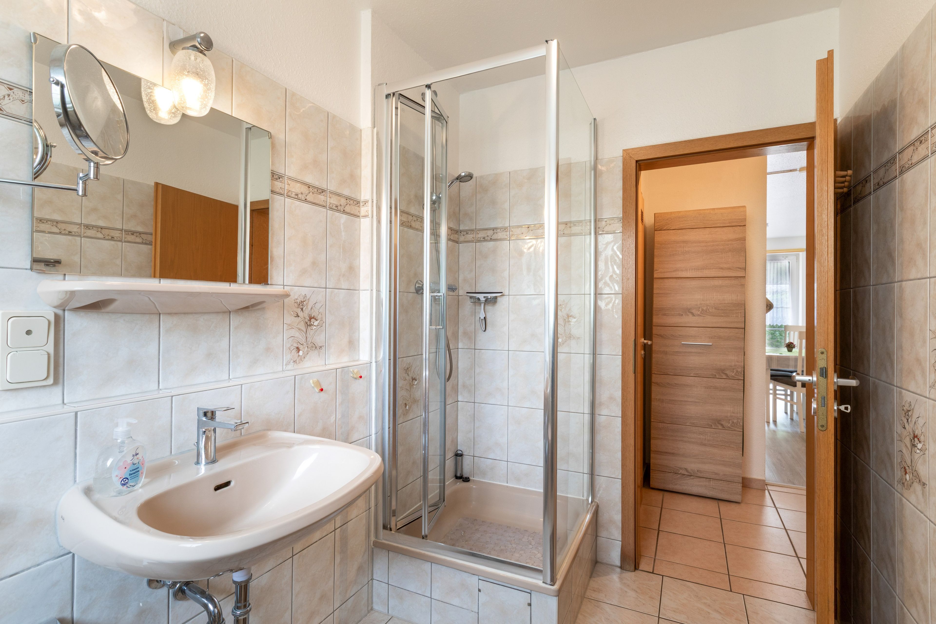 Dusche, Haartrockner, Handtücher