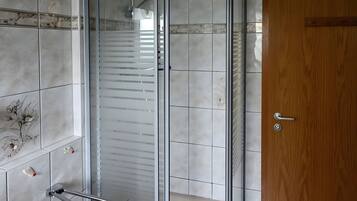 Een douche, een haardroger, handdoeken