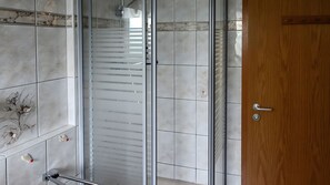 Een douche, een haardroger, handdoeken