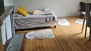 Makuuhuone, jossa on sänky, työpöytä ja tuoli.