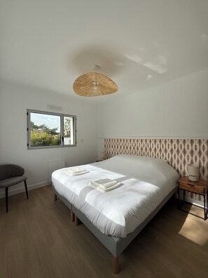 3 bedrooms, iron/ironing board, WiFi, bed sheets - Apartment with terrace - Near sea and center (Royan)