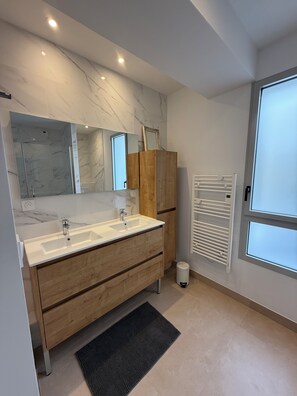 Bathroom - Vrbo Property (Royan)