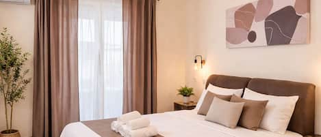Luxury Suite | Desk, laptop workspace, free WiFi