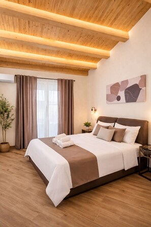 A bedroom with a wooden ceiling, a bed with white and brown bedding, a potted plant, and a wall-mounted abstract art piece. - Sicily Luxury Suites (Palermo)