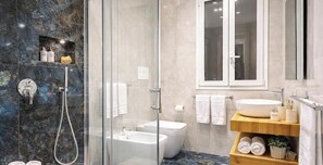 Luxury-Suite | Badezimmer | Dusche, Haartrockner, Handtücher, Seife