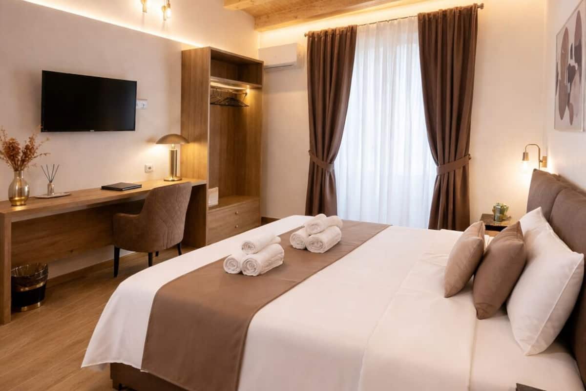 Luxury Suite | Desk, laptop workspace, free WiFi