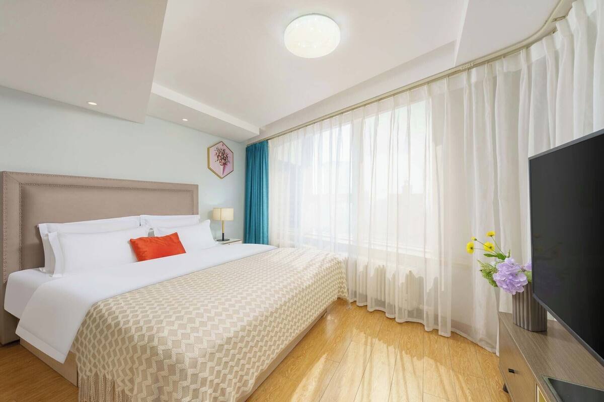 Quarto casal standard, vista para a cidade