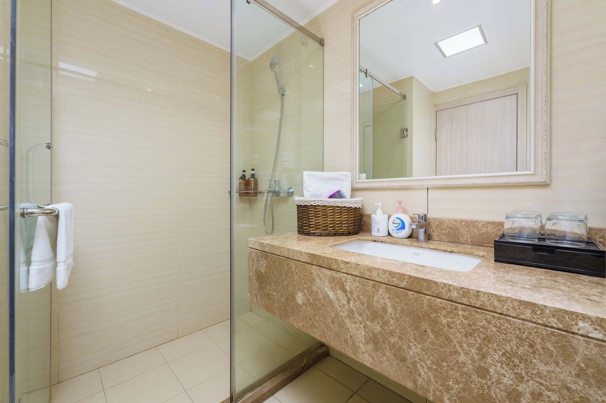 Chambre Double Supérieure, vue ville | Salle de bain | Articles de toilette gratuits, sèche-cheveux, chaussons