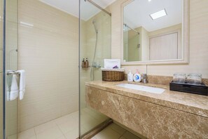 Chambre Double Supérieure, vue ville | Salle de bain | Articles de toilette gratuits, sèche-cheveux, chaussons