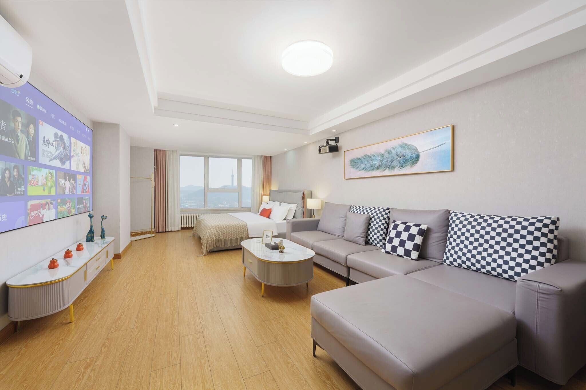 Superior Double Room, City View | Living room