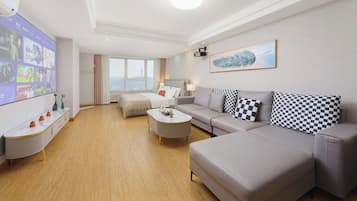 Superior Double Room, City View | Living room